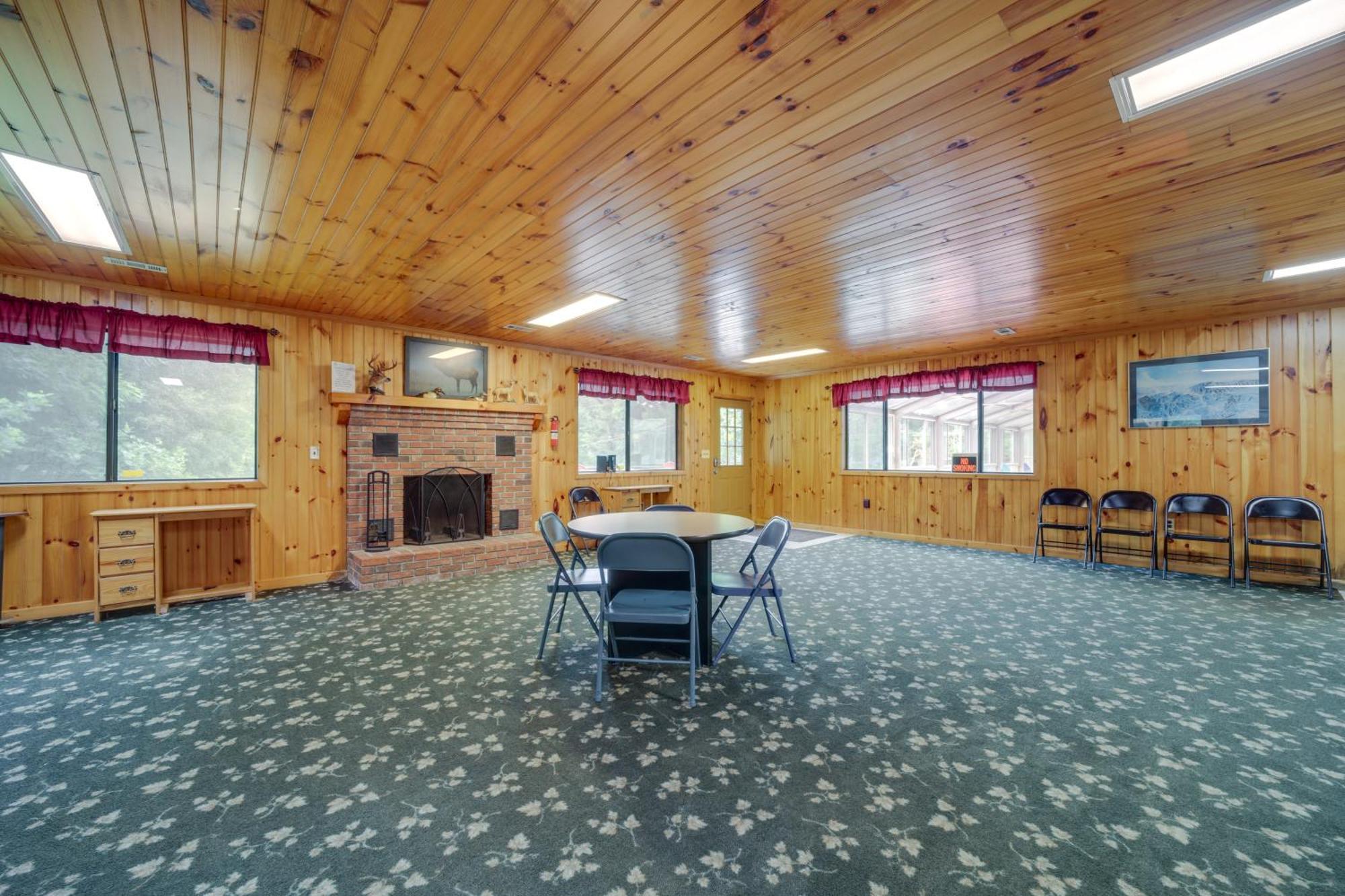 Pet-Friendly Creekside Cabin With Pool Access! Maggie Valley Exterior foto