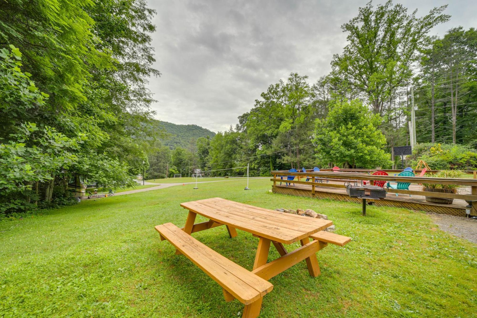 Pet-Friendly Creekside Cabin With Pool Access! Maggie Valley Exterior foto